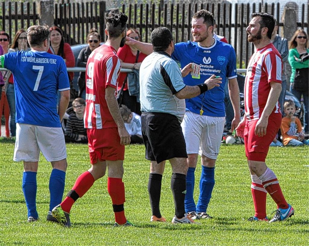 Viele Unterbrechungen und Debatten in Halbzeit zwei: Benjamin Schwab, Patrick Pirrera, Sören Genthner und Chihangir Köksal (v.li.) diskutieren mit Schiedsrichter Hayati Ilceli, der etliche Gelbe Karten und einmal Gelb-Rot zückt, das Spiel aber insgesamt tadellos leitet.