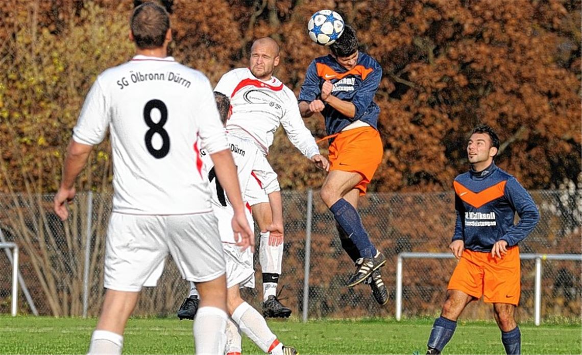 Viele Zuschauer sehen in Ölbronn eine A1-Liga-Partie auf Kreisliga-Niveau: Der FV Knittlingen (blaue Trikots) präsentiert sich bei der SG Ölbronn-Dürrn einen entscheidenden Tick besser und gewinnt das heiß umkämpfte und dennoch faire Spiel am Ende mit 0:2. Zwischendurch zeigt die FVK-Abwehr Schwächen, die die Heimelf jedoch nicht nutzen kann.