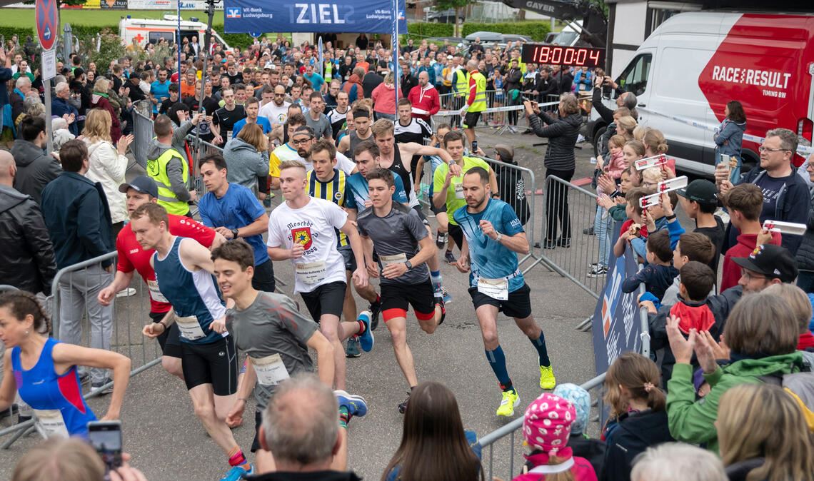 Viele Zuschauer unterstützen die Läufer beim 11. Stäffele-Teamlauf nicht nur im Start-Ziel-Bereich. Foto: Fotomoment