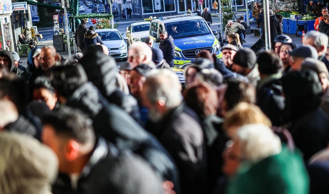 Viele besorgte Kunden warten vor der Sparkassenfiliale in Gelsenkirchen, in deren Tresorraum eingebrochen wurde.