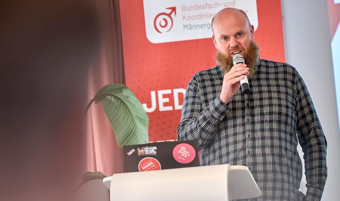 Viele betroffene Männer verharmlosen ihre Gewalterfahrung, sagt Tobias Schiefer.