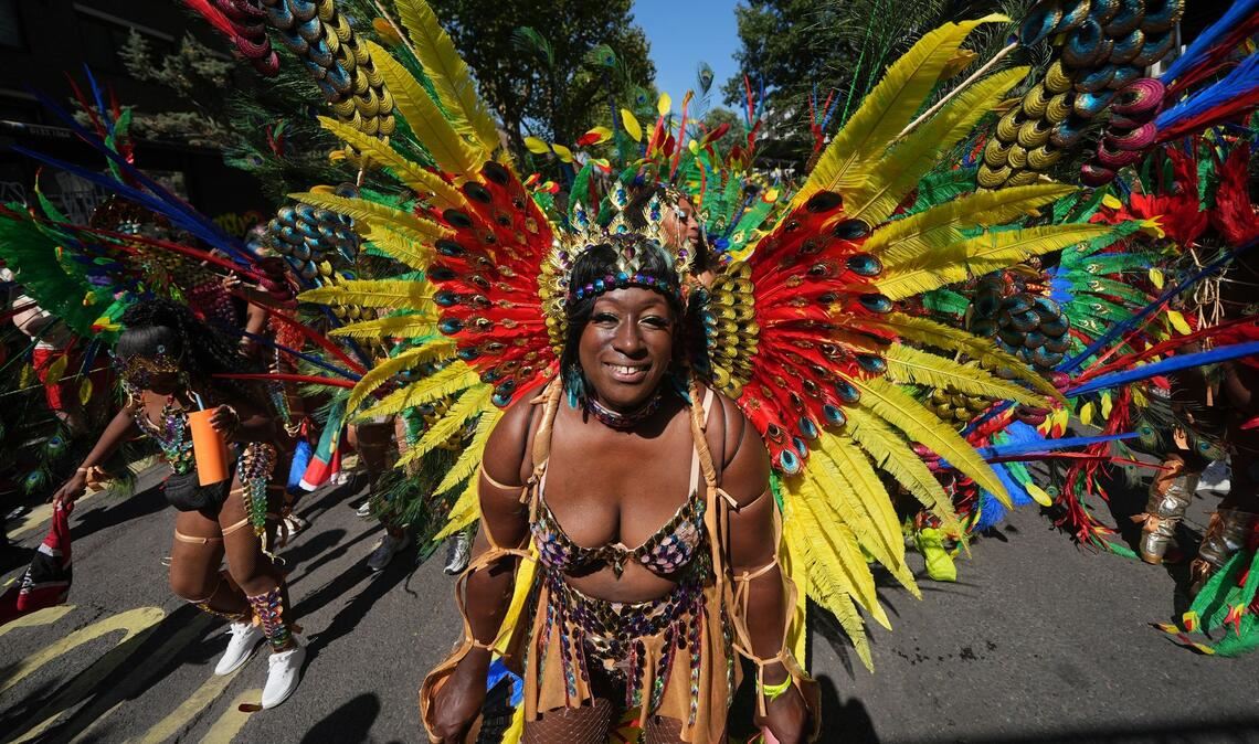 Millionen Menschen feiern Karneval in London Viele der aufwendigen Kostüme sind mit bunten Federn geschmückt.