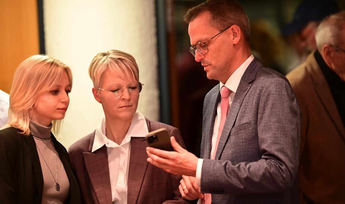 Viele gute Wünsche erreichen den künftigen OB Stephan Retter – hier mit Frau Sabine und Tochter Amy. Fotos: Schüller