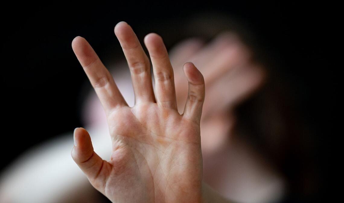 Viele junge Menschen haben laut einer Befragung schon einmal sexualisierte Gewalt erfahren. (Symbolbild)