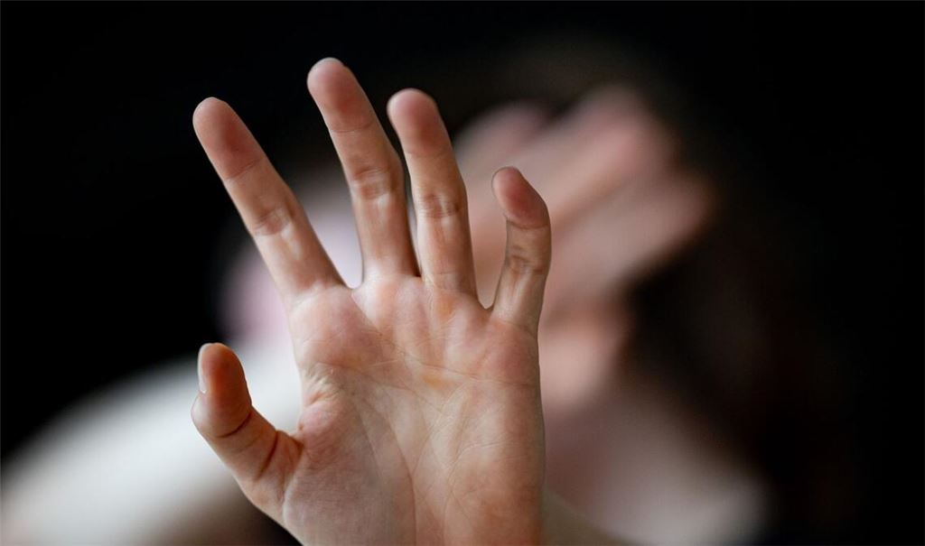 Viele junge Menschen haben laut einer Befragung schon einmal sexualisierte Gewalt erfahren. (Symbolbild)