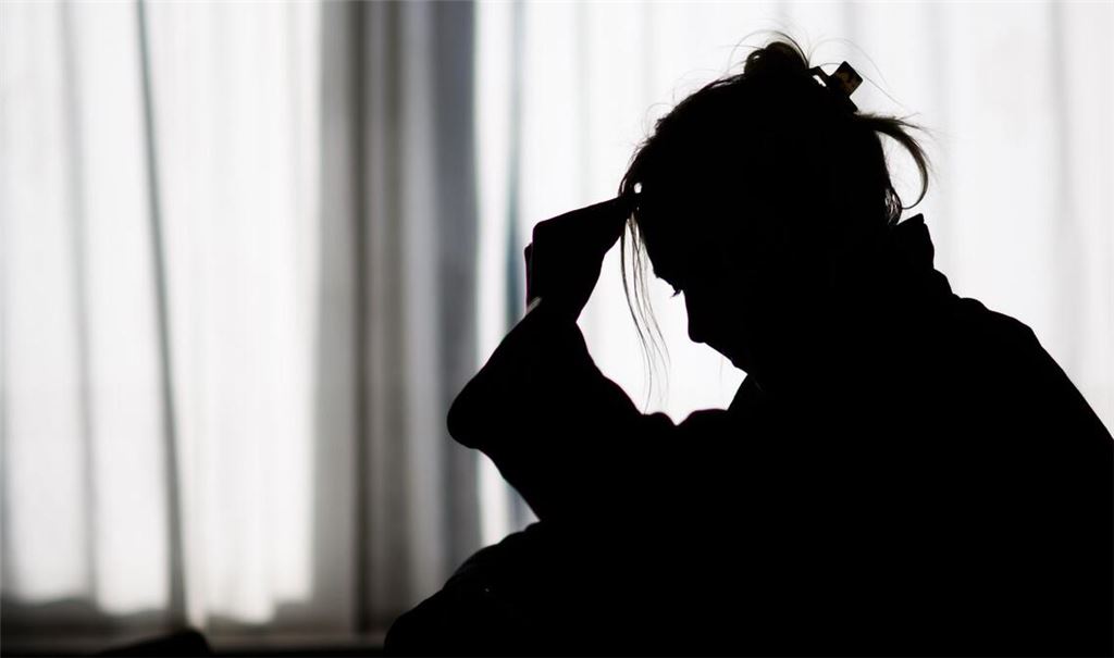 Viele junge Menschen nutzen KI-Chatbots, um über seelische Probleme zu sprechen – Experten warnen vor Risiken. (Symbolbild)