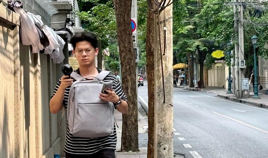 Viele nutzen Handventilatoren, um sich die Hitze auszuhalten.