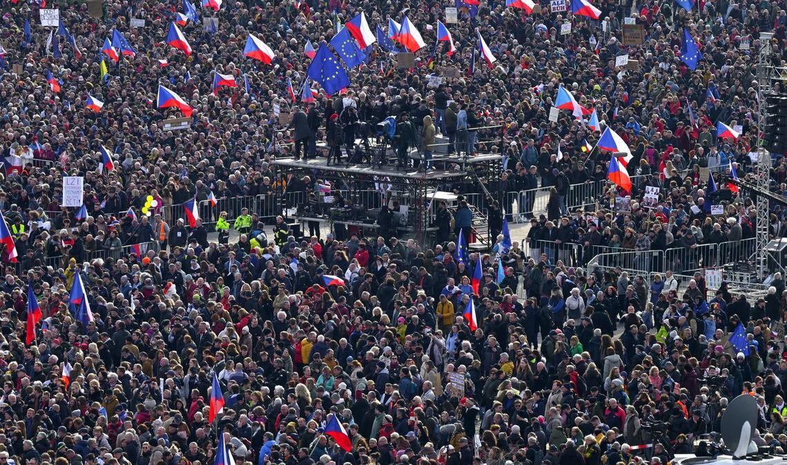 Viele tschechische Fahnen sind zu sehen.