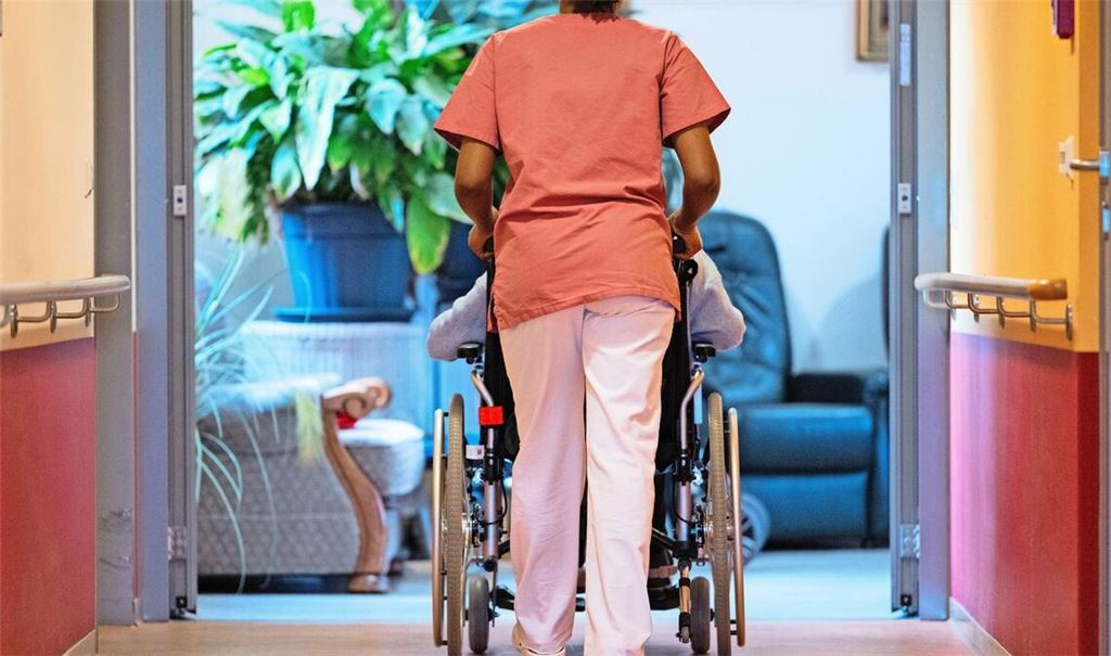 Vielen Menschen in Deutschland bereitet der Eigenanteil für die Pflege im Heim Sorgen (Symbolfoto).