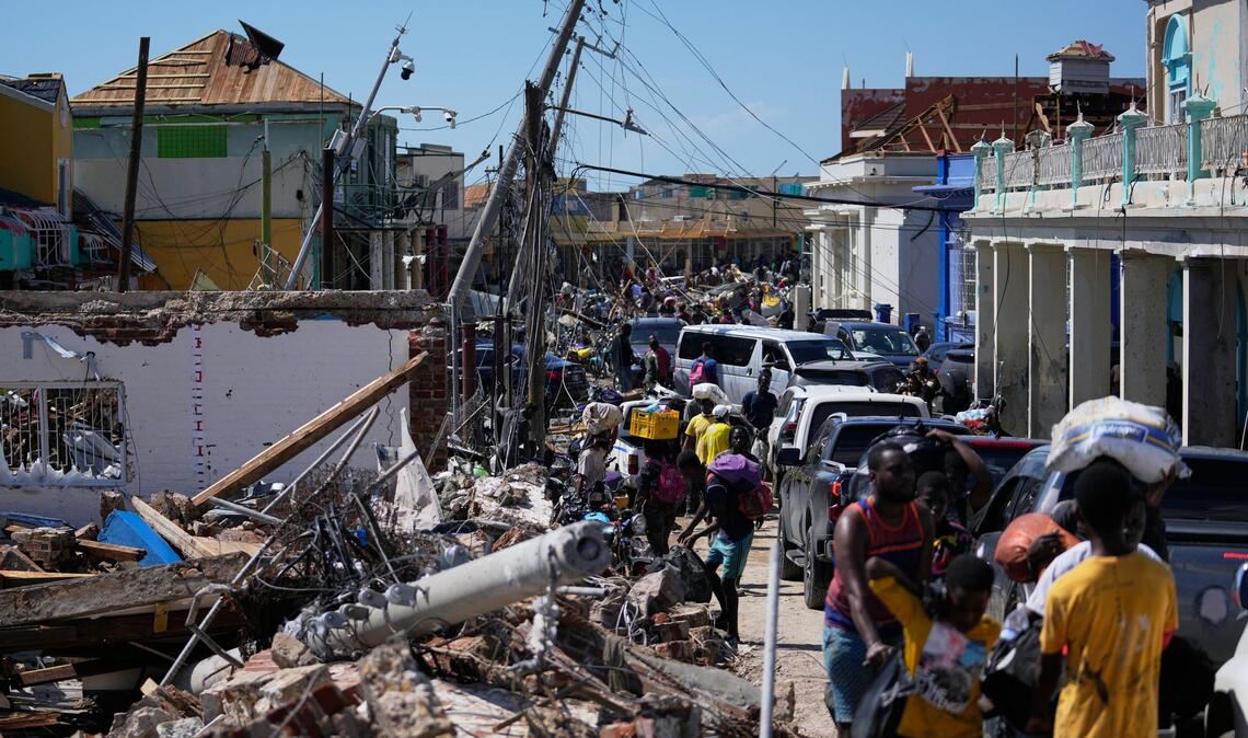 Vielerorts blockieren Trümmer die Straßen.
