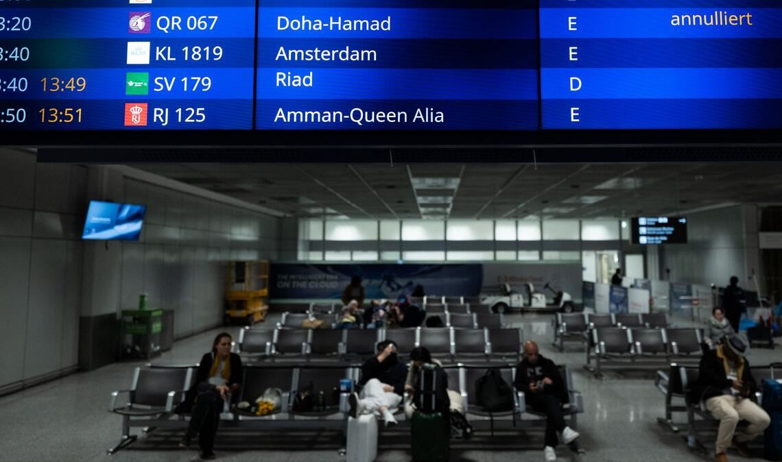 Vielerorts fallen zahlreiche Flüge aus, weil große Drehkreuze in der Golfregion nicht angeflogen werden können – so auch hier in Frankfurt.