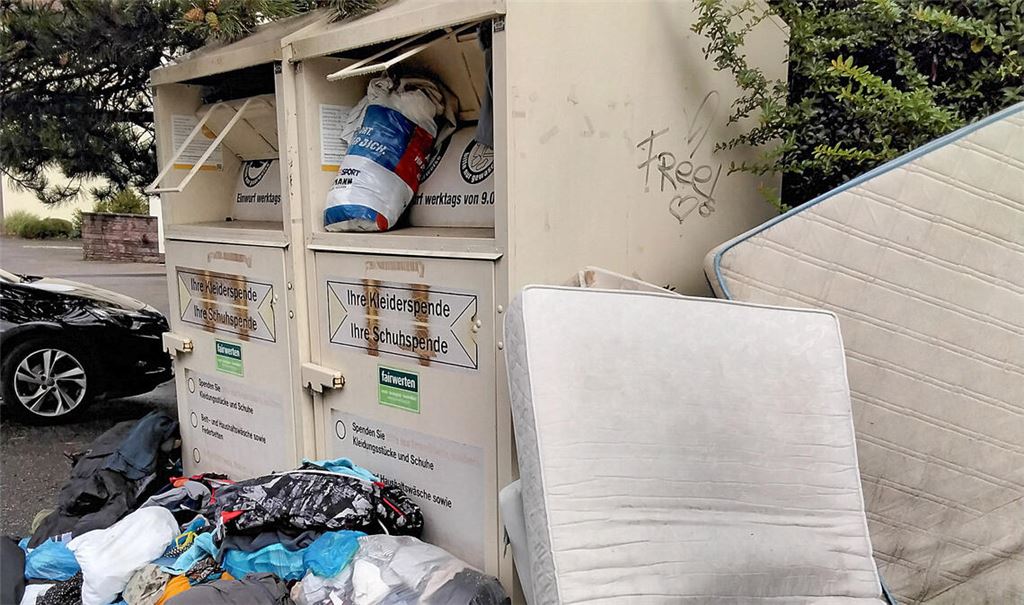 Vielerorts, wie hier im aktuellen Fall in Illingen, gleichen die Standorte der Altkleidercontainer wilden Müllkippen. „Angeliefert“ werden nicht nur gut erhaltene oder saubere gebrauchte Kleidungsstücke, sondern auch alte, verdreckte Matratzen, Hausmüll und Unrat jeder Art. Foto. privat