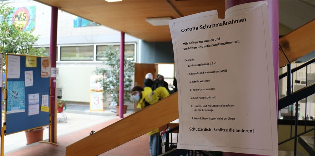 Vieles läuft beim Schulbetrieb unter Corona-Bedingungen wie hier in Mühlacker routiniert ab, doch immer wieder verursachen kurzfristige neue Regelungen Extra-Aufwand. Foto: Wewoda