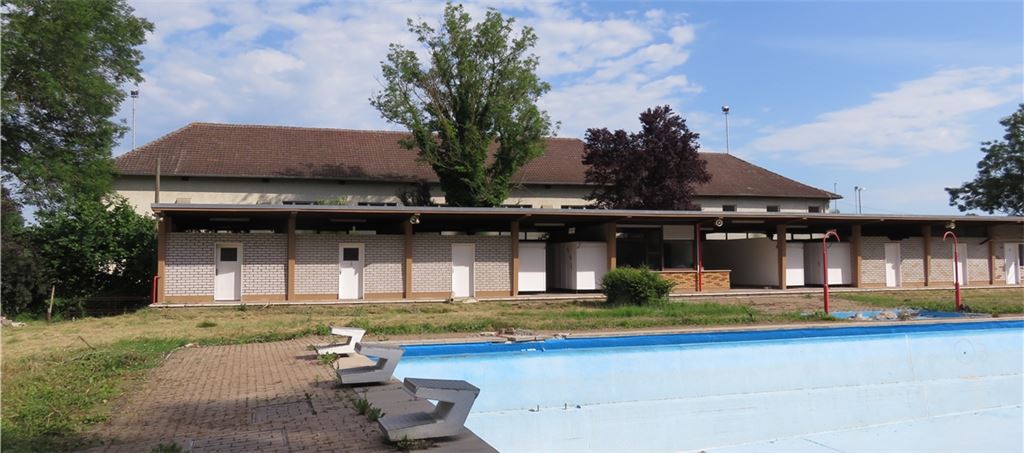 Vieles wird sich verändern im Knittlinger Freibad. Die Becken werden komplett erneuert. Das Gebäude mit den Umkleiden wird erhalten und saniert. Fotos: Becker