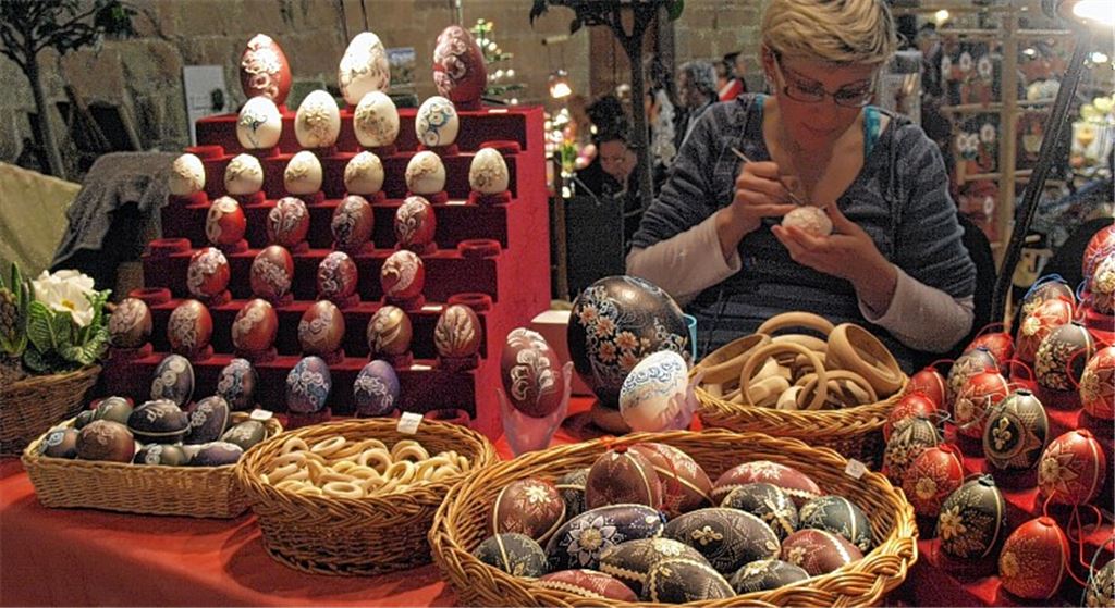 Vielfach werden Arbeitsweise und Technik an den Ständen demonstriert. Auch dieser jungen Künstlerin darf zugeschaut werden, wie sie ihr Ei „in Form“ bringt. 