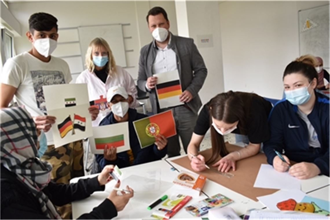 Vielfalt als Stärke: Am Deutschen Diversity-Tag zeigen die Schüler der VABO-Klasse an der Berufsschule Mühlacker mit Klassenlehrerin Sibylle Schnauffer und Schulsozialarbeiter Senadin Ibricic (Dritte und Vierter von links) die unterschiedlichen Seiten ihrer Herkunftsländer. Foto: Bischoff-Krappel