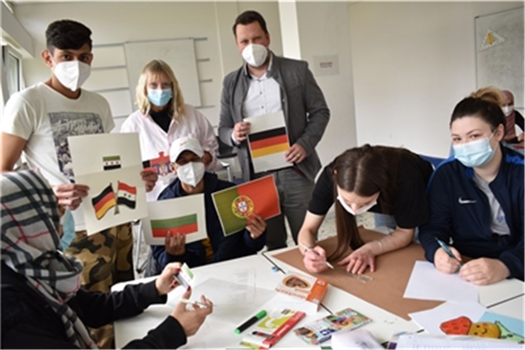 Vielfalt als Stärke: Am Deutschen Diversity-Tag zeigen die Schüler der VABO-Klasse an der Berufsschule Mühlacker mit Klassenlehrerin Sibylle Schnauffer und Schulsozialarbeiter Senadin Ibricic (Dritte und Vierter von links) die unterschiedlichen Seiten ihrer Herkunftsländer. Foto: Bischoff-Krappel