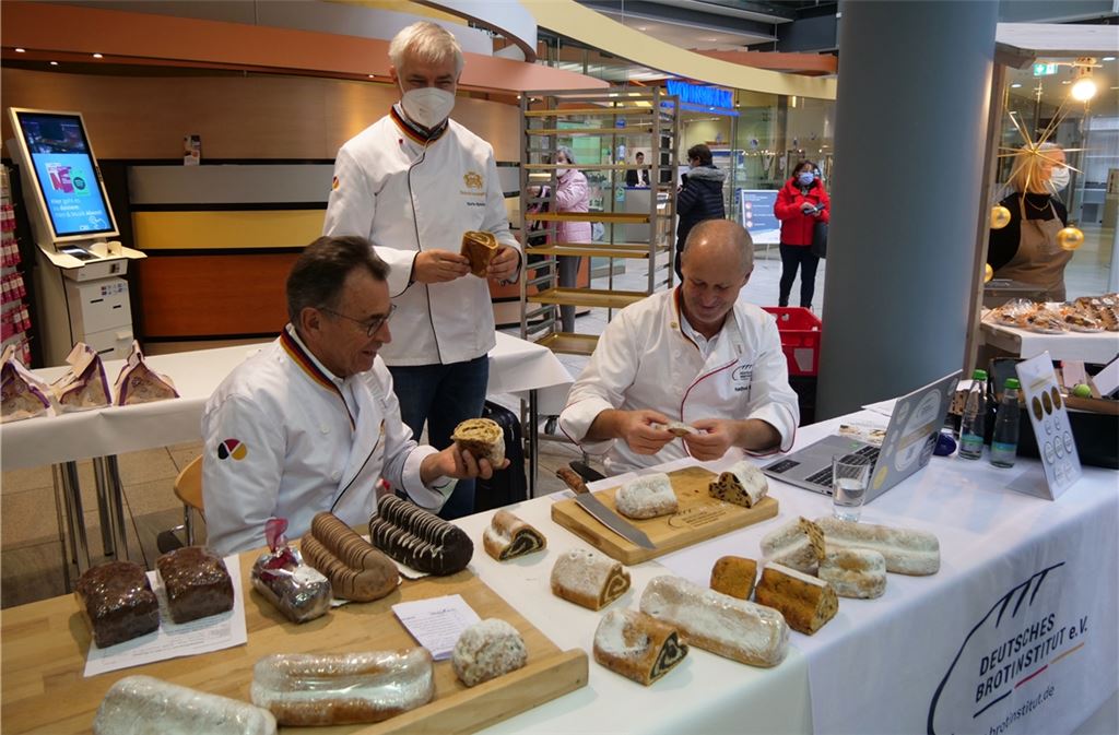 Vielfalt und Qualität eines Stollens sind Manfred Förster, Martin Reinhardt und Manfred Stiefel (v.li.) wichtig. Deshalb wird das weihnachtliche Gebäck von Sachverständigen des Deutschen Brotinstituts geprüft. Foto: Friedrich