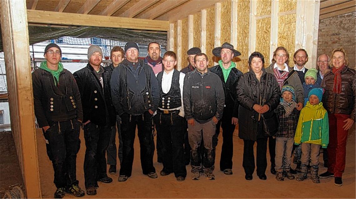 Vielköpfige Feiergesellschaft: Vertreter der Lebenshilfe, das Architektenehepaar Wolf, ehrenamtliche Helfer und Handwerker beim Richtfest im künftigen Wohntreff. Foto: Sadler