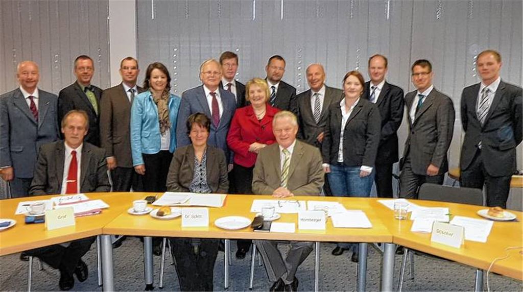 Vielköpfige Runde: die Teilnehmer des Bahngipfels in Pforzheim. 