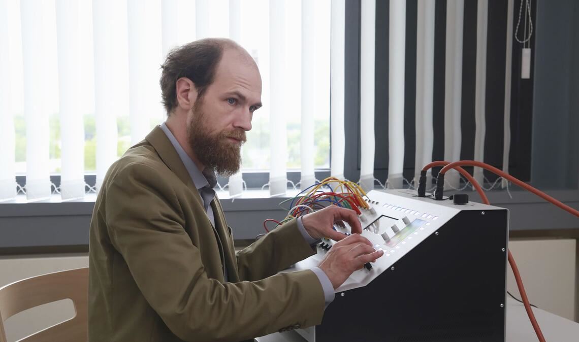 Vielleicht kann der Psychiater Dr. Schneider (Robert Gwisdek) mit seiner merkwürdigen Apparatur helfen.