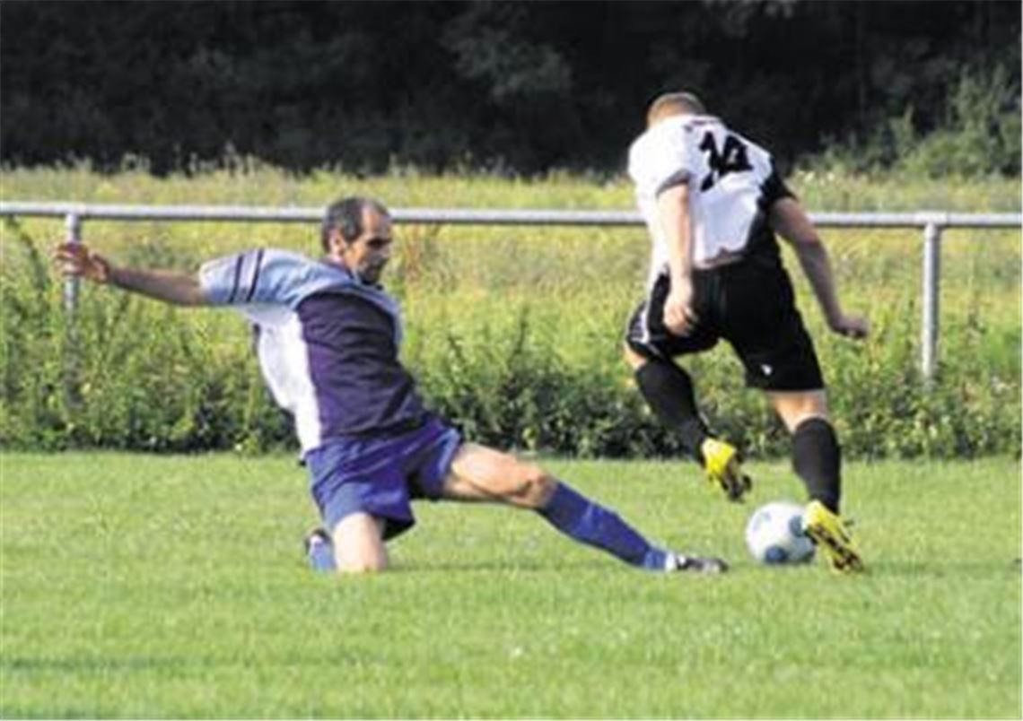 Vielleicht noch zwei oder drei Plätze klettern und dabei den einen oder anderen Favoriten stolpern lassen, das sind die Ziele von Hellas Mühlacker (in Blau) für die Rückrunde. Archivfoto: Eigner