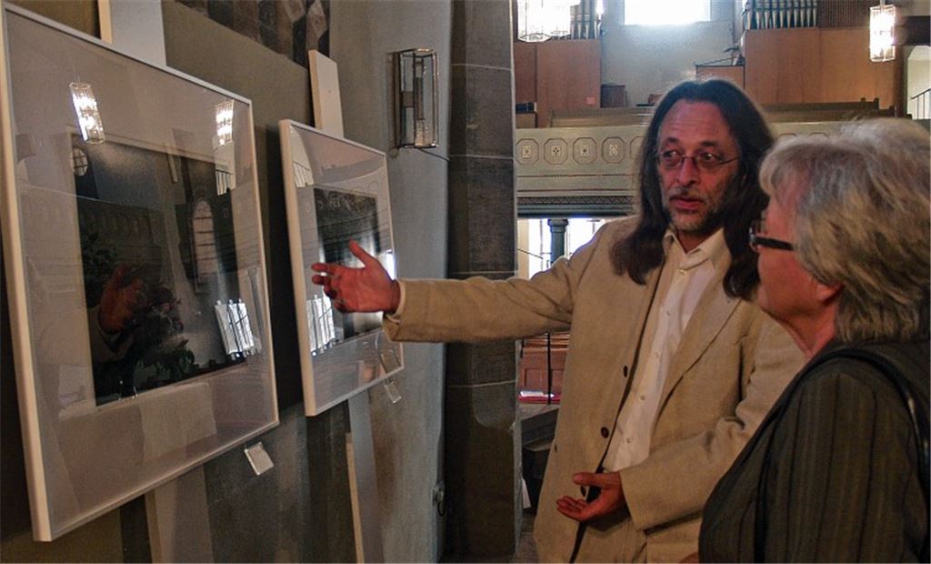 Vielseitig interessiert: Der Dürrmenzer Fotograf Dr. Thomas Brotzler – hier bei einer früheren Ausstellung – zeigt ab dem 27. April seine Bilder in der Kirche.