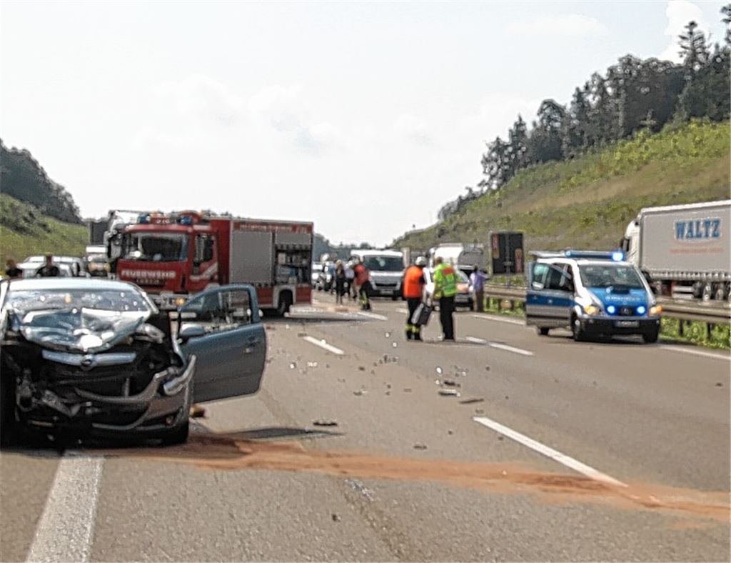 Vier Autos und ein Lkw werden in einen Unfall auf der A8 verwickelt.