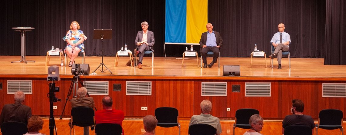 Eiberger: „Ich muss an mir arbeiten“ Vier Bewerber haben bei Kandidatenvorstellungen in Illingen um Stimmen geworben (v. li.): Violetta Rehm, Armin Pioch, Michael Thomsen und Harald Eiberger. Nur der aussichtslose Dauerkandidat Samuel Speitelsbach zog es vor, die Termine zu schwänzen. Mit dem Ausgang der Wahl hat er nichts zu tun. Vieles deutet bei der Entscheidung am 25. Juli auf ein Duell Pioch gegen Eiberger hin. Foto: Fotomoment