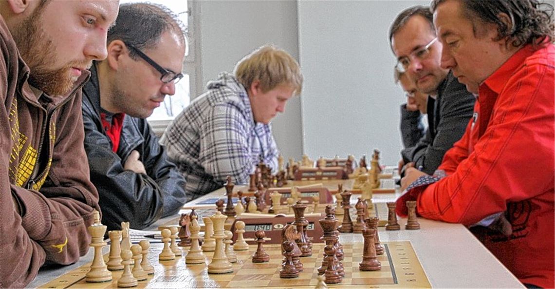 Vier Bretter, die am Sonntagmorgen die Welt bedeuten: Der SF Conweiler (li.) siegt im Pokalspiel gegen den SC Mühlacker (re.) mit Jürgen Morlock, Robert Kaminski und Martin Mendizigall (von vorne); Mühlackers Spitzenspieler Peter Julisch ist gerade nicht am Platz. Fotos: Hansen