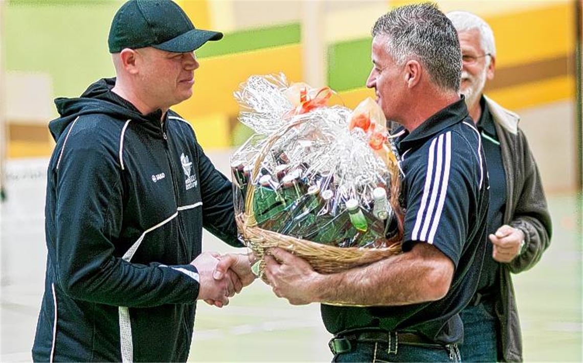 Vier Jahre lang war Heiko Mössner (li.) für den TSV Knittlingen tätig, zwei als Co-Trainer, zwei als Cheftrainer. Nun tritt er aus beruflichen Gründen ab. Foto: Zschorsch
