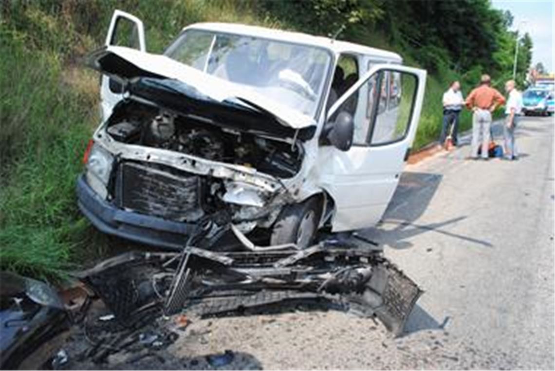 Vier Kinder, der Fahrer und eine weitere Insassin in dem Ford Transit werden bei dem Unfall um 15.22 Uhr auf der B 294 verletzt.  
Foto: Myroshnichenko