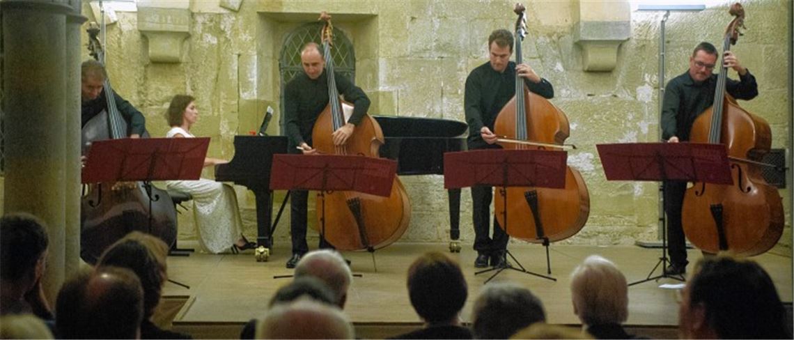 Vier Kontrabässe mit Dame