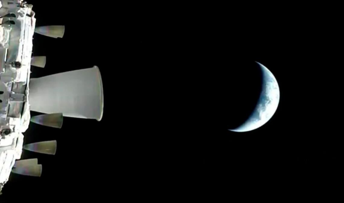 Vier Menschen sind mit "Orion" auf dem Weg in Richtung Mond.