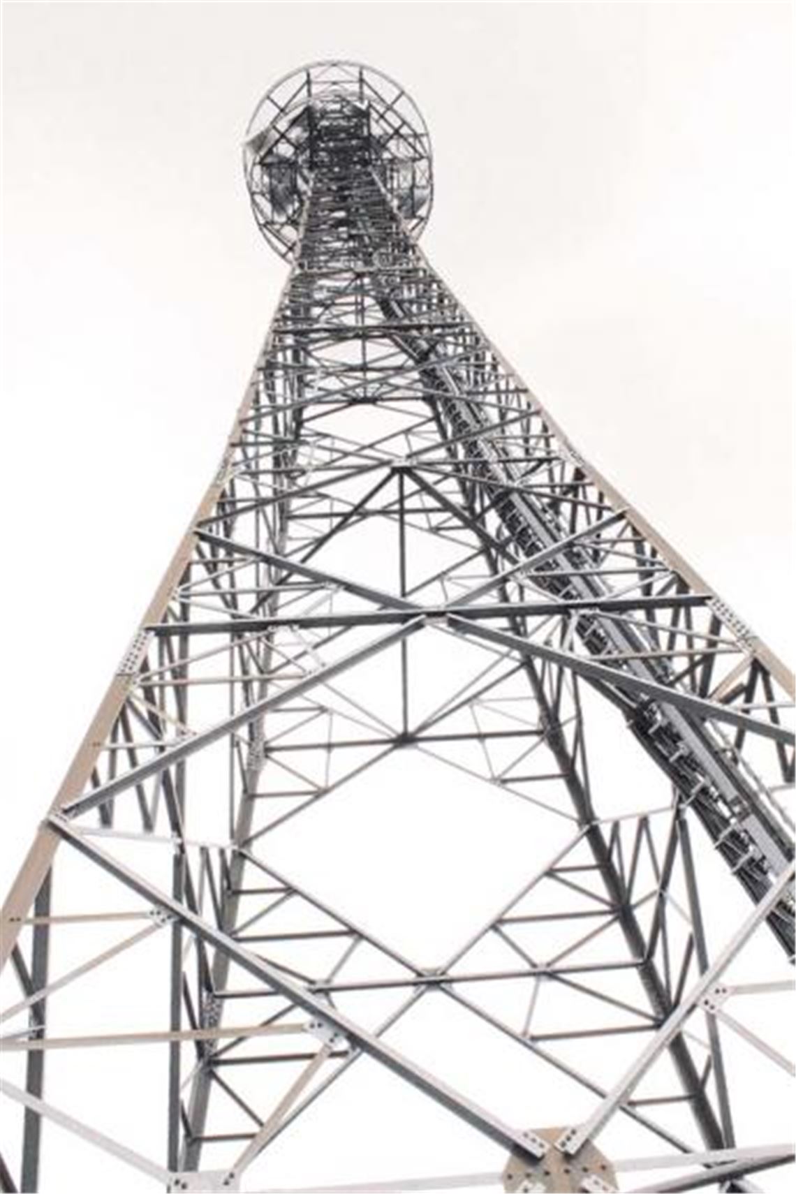 Vier Mobilfunkmasten stehen in Neulingen. Unser Bild zeigt den in Göbrichen. Bald soll ein fünfter in Nussbaum hinzukommen. 
Foto: Ochs