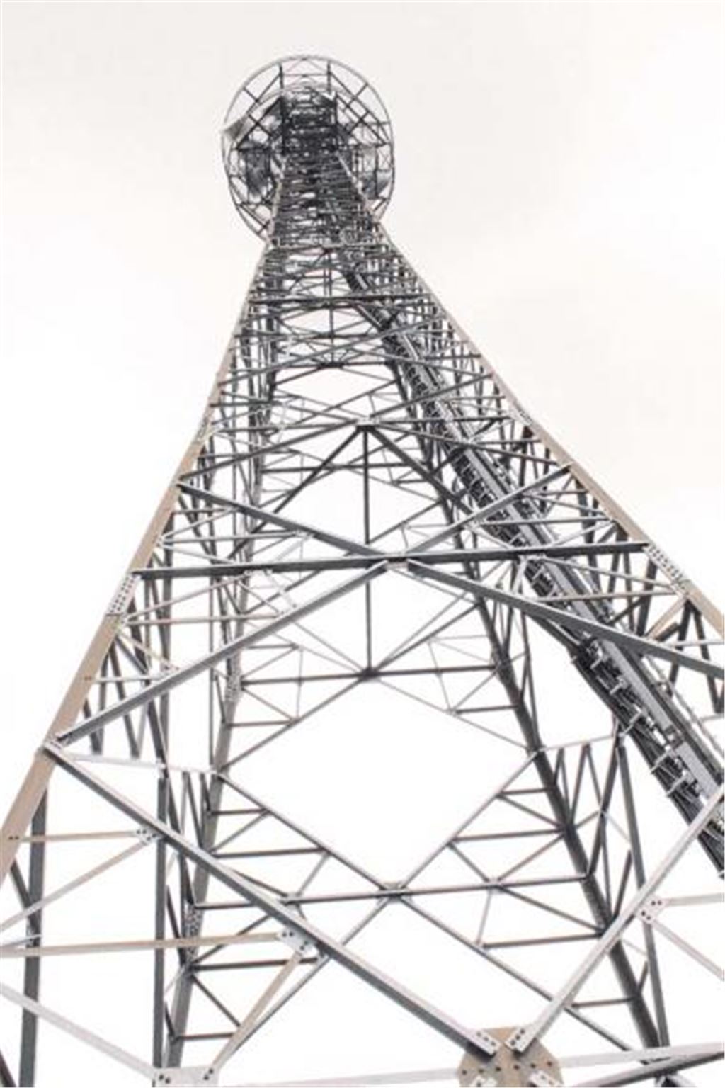 Vier Mobilfunkmasten stehen in Neulingen. Unser Bild zeigt den in Göbrichen. Bald soll ein fünfter in Nussbaum hinzukommen. 
Foto: Ochs