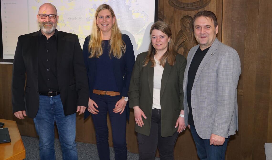 Vier Rathauschefs und Rathauschefinnen aus dem Enzkreis machen auf ein gemeinsames Problem aufmerksam: Mario Weisbrich (Bürgermeister von Wimsheim; v.li.), Dr. Sabine Wagner (Bürgermeisterin von Neuhausen), Antonia Walch (Bürgermeisterin von Sternenfels) und Heiko Faber (Bürgermeister von Kieselbronn). Foto: Bastian