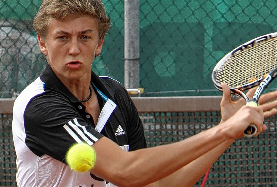 Vier der neuen Einzel-Stadtmeister: Tim Schönebeck (TC Ötisheim) gewinnt den Titel in der U18… Fotos: Eigner