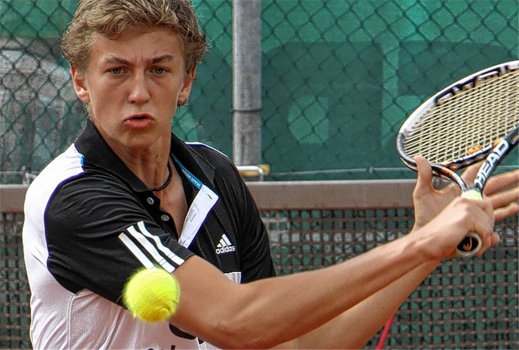 Vier der neuen Einzel-Stadtmeister: Tim Schönebeck (TC Ötisheim) gewinnt den Titel in der U18… Fotos: Eigner