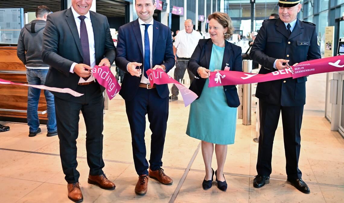 Umrüstung der Sicherheitskontrollen am BER geht voran Vier neue Scanner wurden am BER eingeweiht. Sie machen die Abfertigung von Passagieren deutlich leichter.