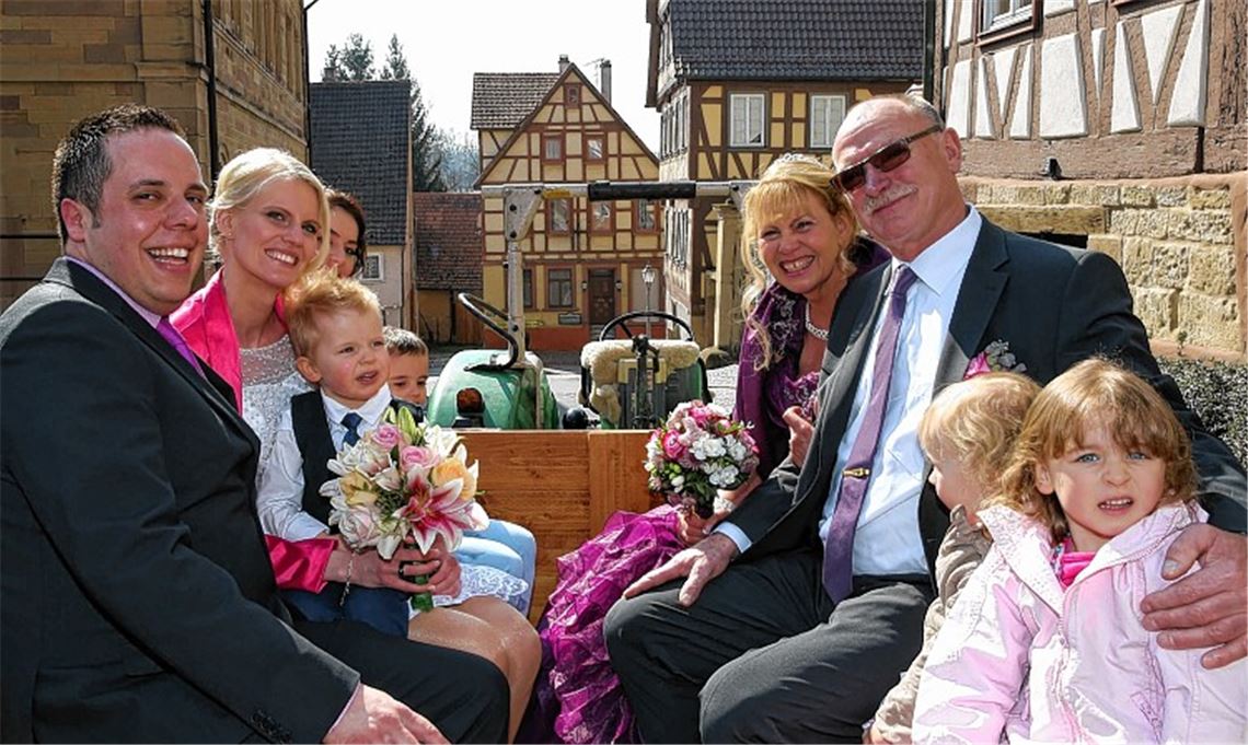 Vier strahlende Gesichter: Miriam Lindenmann (li. mit Partner Frank Vinnay) und ihre Mutter Monika Dronek (re. mit Manfred Rieker) trauen sich am selben Tag.