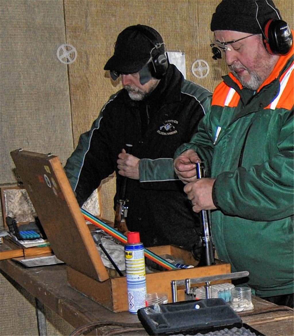 Vierfacher Titelträger: Uwe Weindl vom VfS Maulbronn-Diefenbach (li.) beim Laden seiner Perkussionspistole neben Günter Drews vom SV Derdingen.