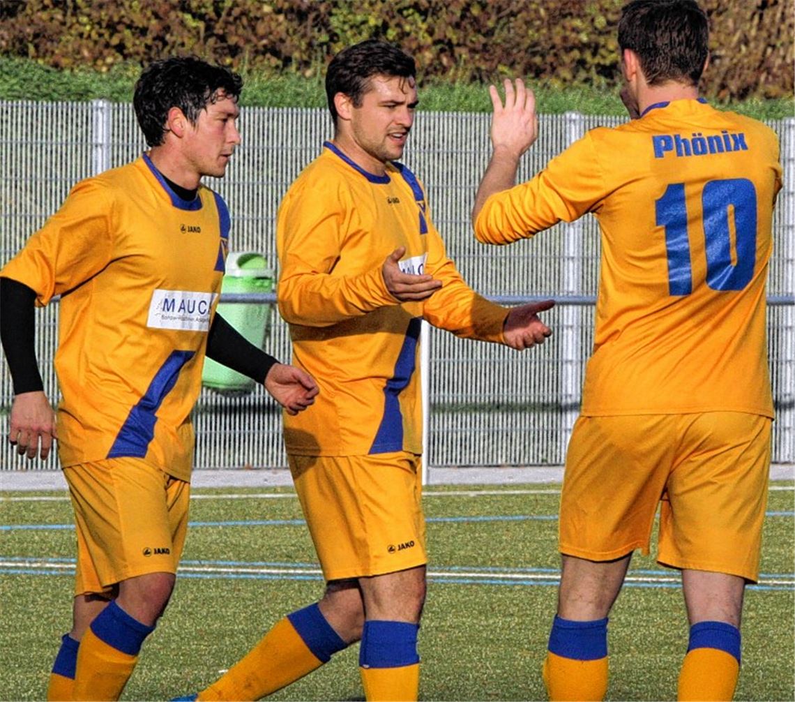 Vierfacher Torschütze: Sebastian Fischer (Mitte, mit Flavio Knapp, li., und Martin Maier) trifft kurz vor der Pause für Lomersheim zum 1:0 und legt nach dem Seitenwechsel drei Tore zur zwischenzeitlichen 4:0-Führung nach. Danach zieht er sich zurück und ordnet das defensive Mittelfeld.