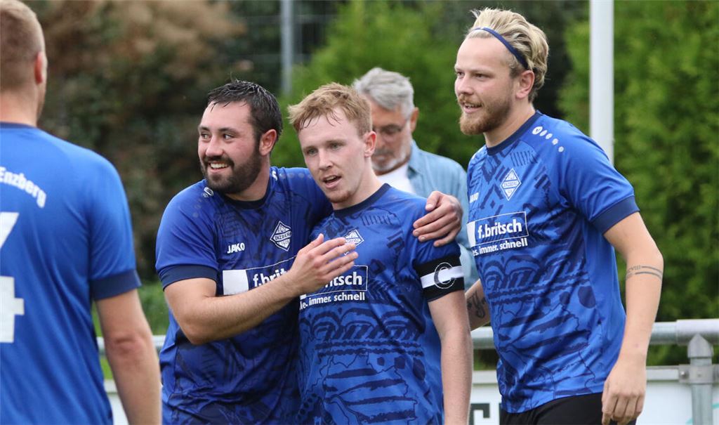 Viktoria Enzberg belohnte sich zuerst durch Marvin John (Mitte, mit Kapitänsbinde) und dem 1:2 (62. Minute) für einen starken Auftritt. Foto: J. Müller