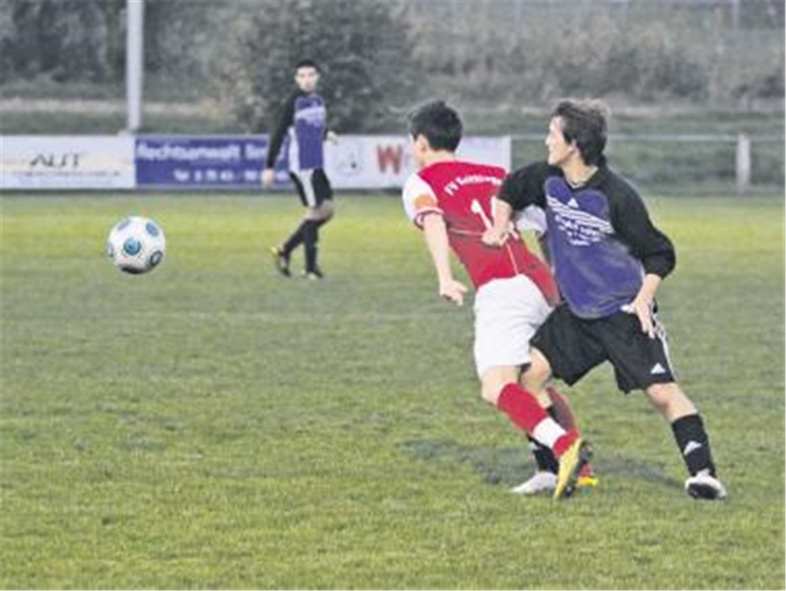 Viktoria Enzberg (blaue Trikots) packt beherzt zu  aber nicht bei den Torchancen. Reihenweise lassen die Gäste Einschussgelegenheiten aus. Fotos. Eigner