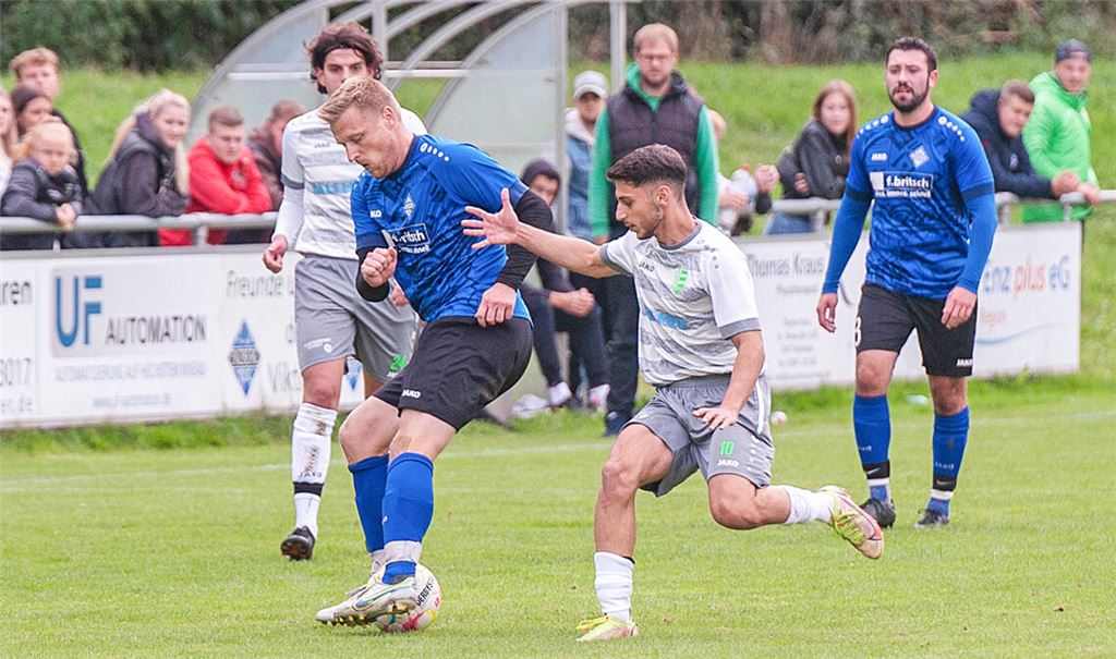 Viktoria Enzberg (blaue Trikots) will in der Kreisliga Pforzheim schnell weg von den unteren Rängen der Tabelle. Fotos: Archiv/Fotomoment