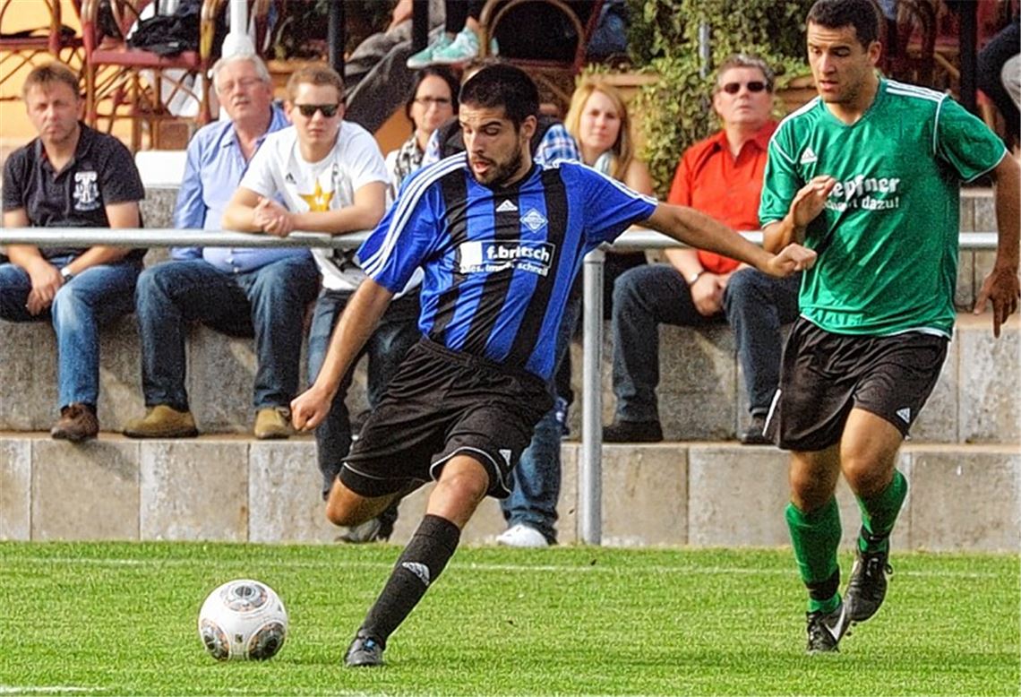 Viktoria Enzberg (in Blau-Schwarz) gelingt ein erster Befreiungsschlag.