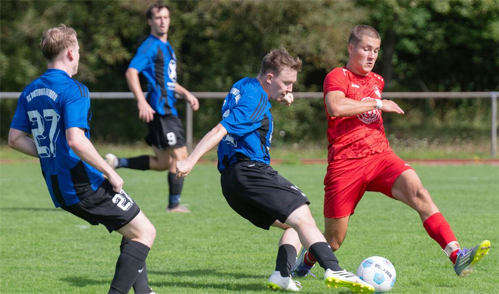 Viktoria Enzberg (in Blau) lässt gegen Maulbronn nichts anbrennen, bitter endet die Partie allerdings trotz des Kantersiegs für Christofer Stoll (li.). Foto: Fotomoment