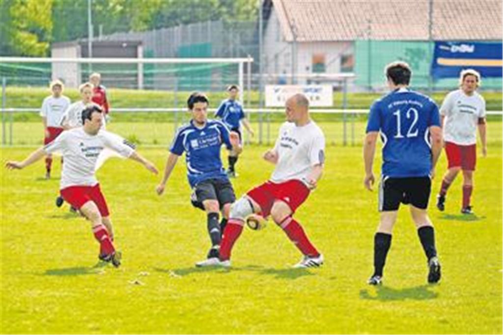 Viktoria Enzberg (in Blau) stellt gegen die Kieselbronner Reserve früh die Weichen auf Sieg. Foto: Fotomoment