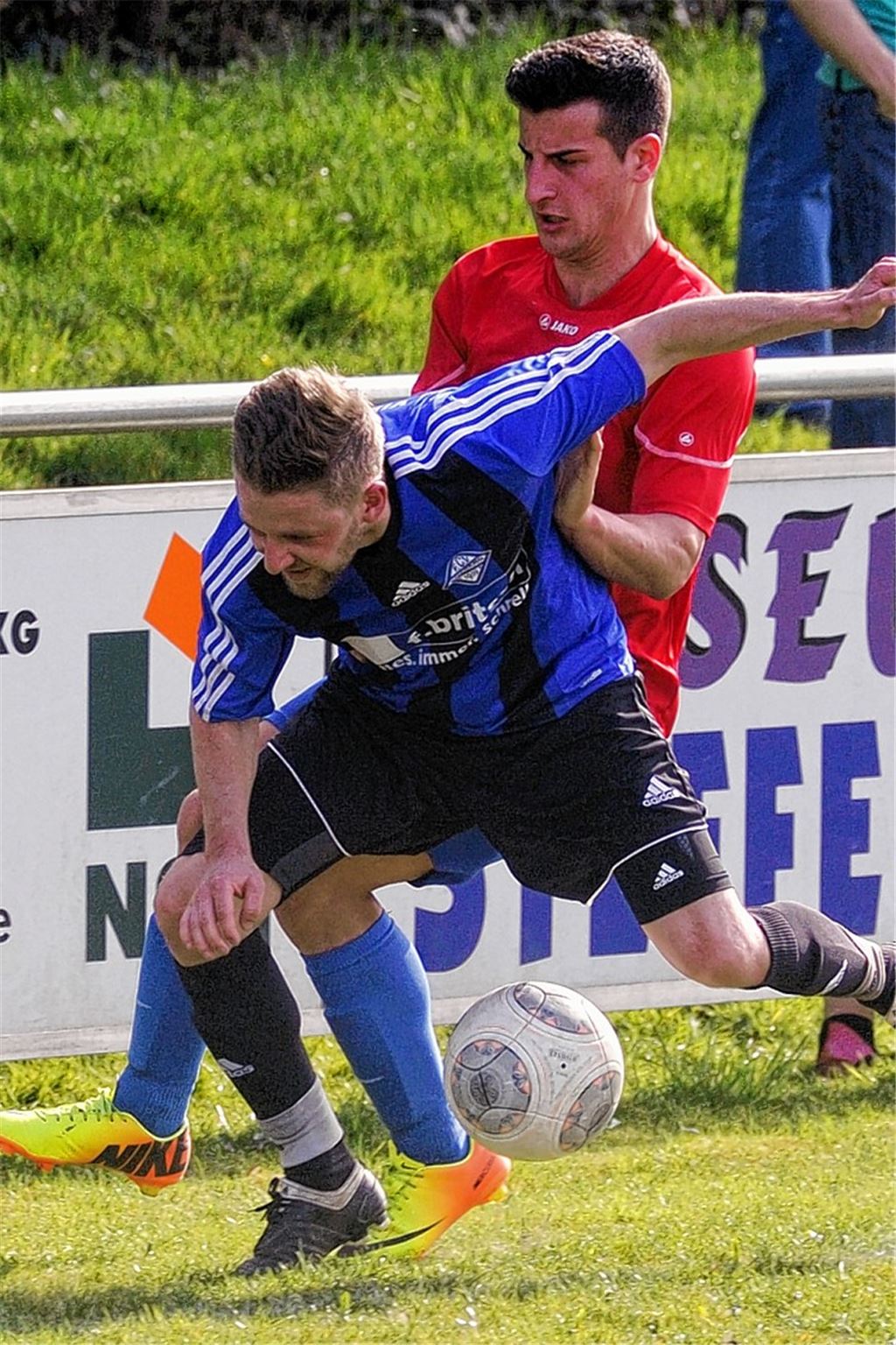 Viktoria Enzberg (in Blau) und TSV Ötisheim ringen um jeden Zentimeter Boden. Foto: Fotomoment